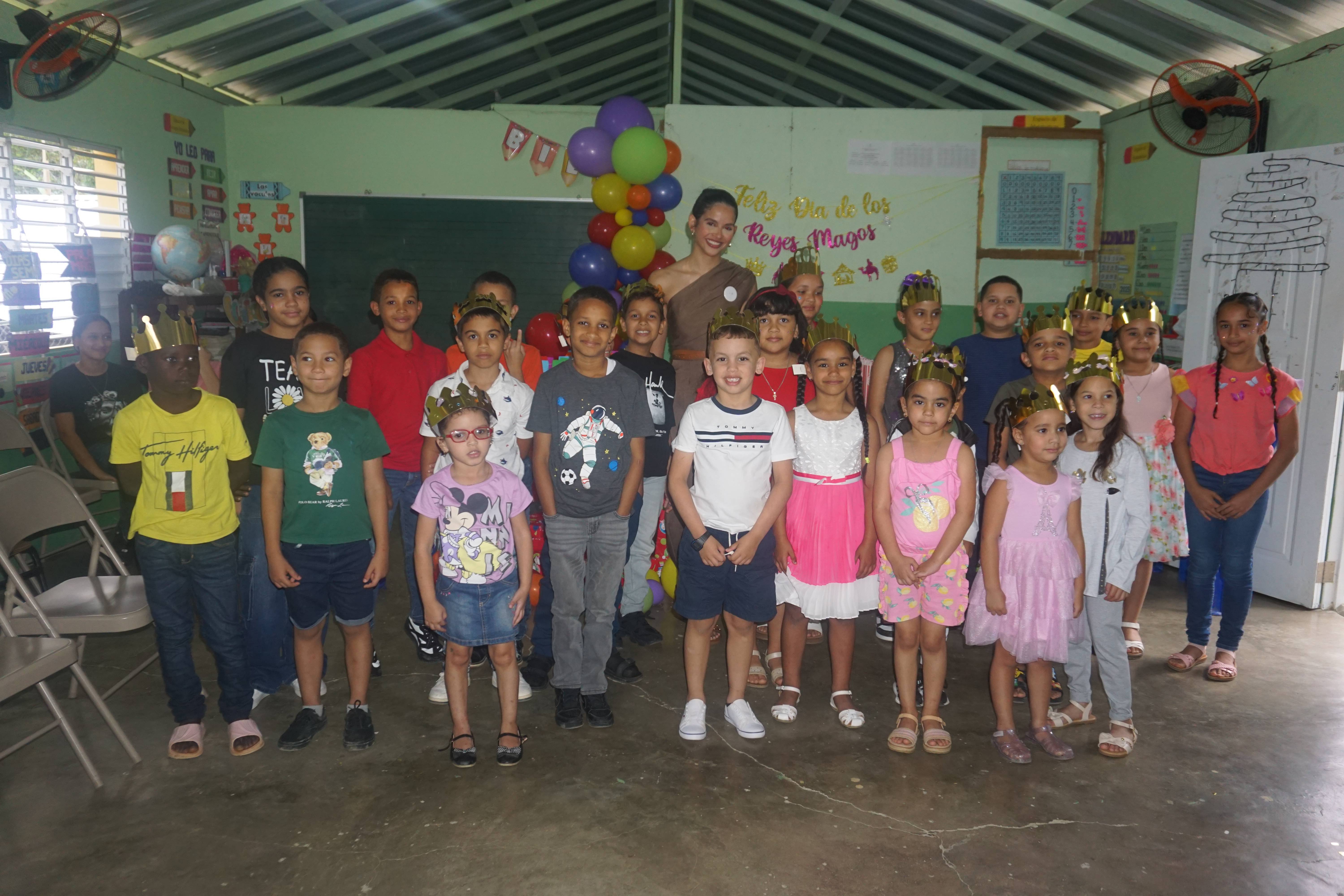 Three Kings Day celebration with children and entertainers in Los Ramones